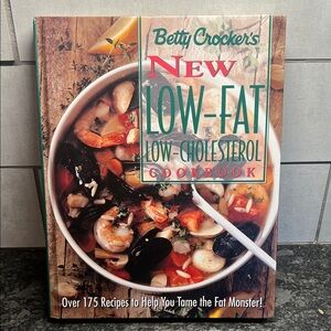 Betty Crocker Low-Fat Cookbook with Vibrant Cover. Like new. Giftable!